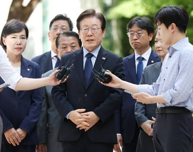 더불어민주당 이재명 대표가 서울 서초구 서울중앙지법에서 열린 위증교사 혐의 관련 1심 결심공판에 출석, 취재진 질문에 답하고 있다.ⓒ연합뉴스