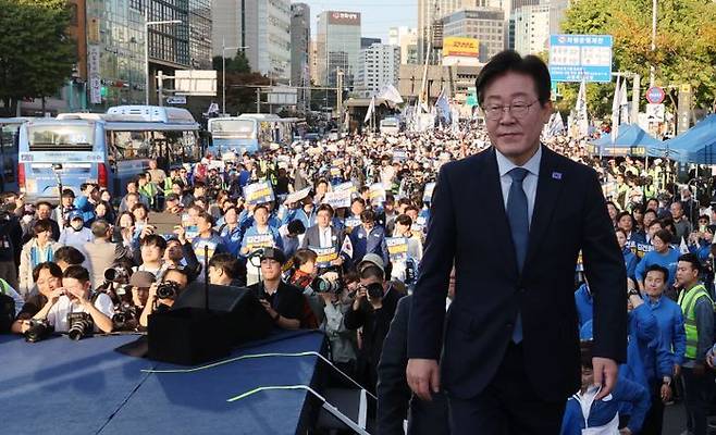 이재명 더불어민주당 대표가 지난 2일 서울역 인근에서 열린 '김건희·윤석열 국정농단 규탄 및 특검 촉구 국민행동의 날' 집회에 참석해 발언하기 위해 무대를 오르고 있다. ⓒ뉴시스