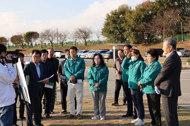 평택시의회 기획행정위가 진위천 유원지에서 관계 공무원으로부터 사업 현황 등을 청취하고 있다. ⓒ평택시의회 제공