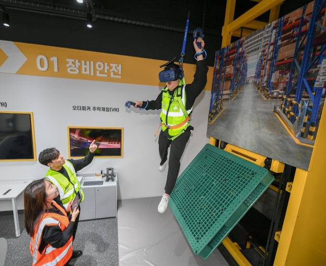 현대모비스 직원들이 위험상황을 가상으로 체험하고 적재 및 하역장비 사용 안전 수칙을 배우는 등 다양한 안전교육을 받고 있다. 현대모비스 제공