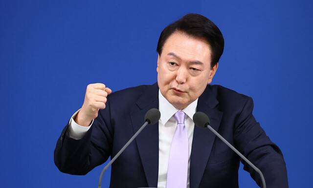 윤석열 대통령이 7일 오전 서울 용산 대통령실 청사 브리핑실에서 열린 대국민담화 및 기자회견에서 취재진의 질문에 답하고 있다. 대통령실사진기자단