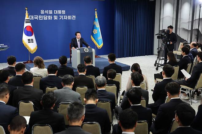 윤석열 대통령이 7일 오전 서울 용산구 대통령실 청사 브리핑실에서 대국민담화 및 기자회견을 하고 있다. 김태형 기자