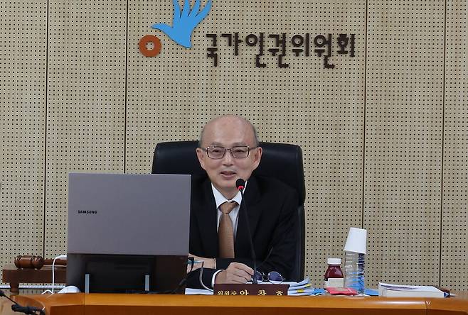 지난달 28일 서울 중구 국가인권위 전원회의실에서 인권위 전원위원회가 열려 안창호 위원장이 발언하고 있다. 신소영 기자 viator@hani.co.kr