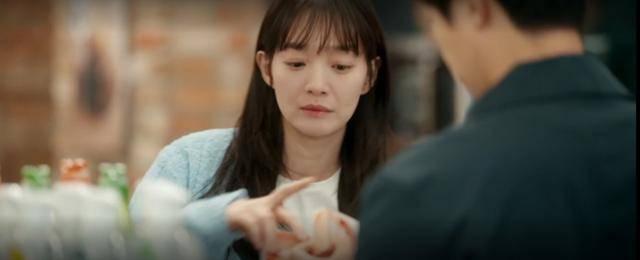 드라마 '손해 보기 싫어서'에서 주인공 해영(신민아)이 편의점에서 남자친구의 피임 제품을 직접 사고 있다. tvN 영상 캡처