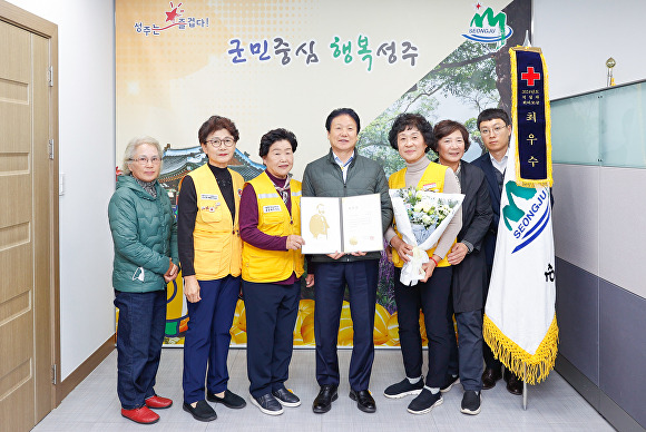 이병환 성주군수(가운데)와 대한적십자 경북지사 관계자들이  2024년도 적십자회비 모금 우수 행정기관 최우수상을 수상한 후 기념촬영을 하고 있다 [사진=성주군]