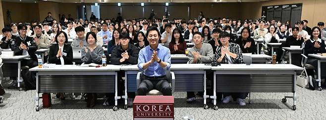 7일 서울 안암동 고려대학교에서 후배들과 토크쇼 형식의 특별한 시간을 가진 오세훈 서울시장. / 사진=서울시