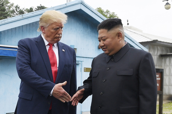 North Korean leader Kim Jong-un, right, and U.S. President Donald Trump prepare to shake hands at the truce village of Panmunjom in the demilitarized zone dividing the Korean Peninsula June 30, 2019. [AP/YONHAP]