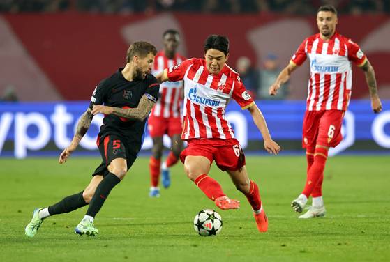 Red Star Belgrade fullback Seol Young-woo, center right, vies for the ball during a Champions League match agaisnt Barcelona at Rajko Mitic Stadium in Serbia on Wednesday. [EPA/YONHAP]