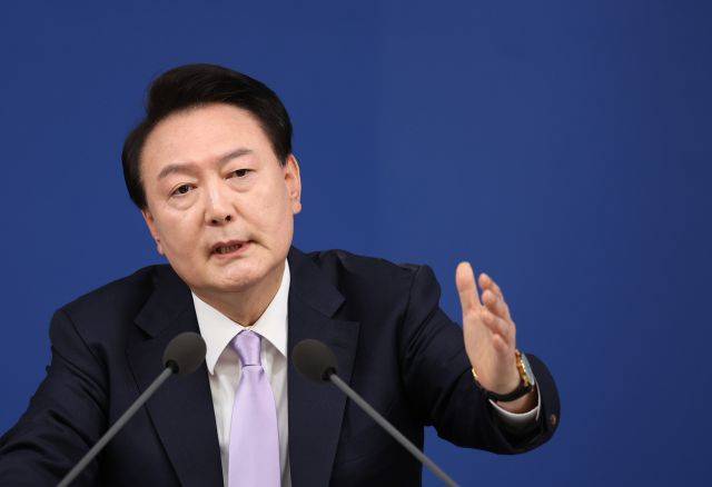 윤석열 대통령이 7일 오전 서울 용산 대통령실 청사 브리핑실에서 '대국민담화 및 기자회견'을 하고 있다. 연합뉴스