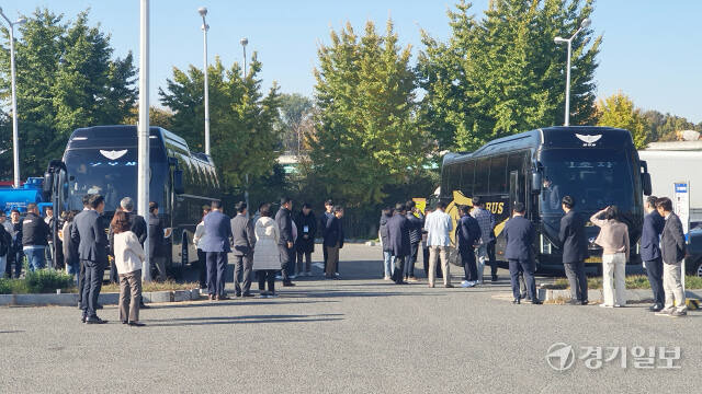 고양특례시의회 의원 전체연수 출발에 앞서 시 관계자 등이 참가자들을 배웅하고 있다. 신진욱기자