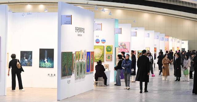 지난해 11월23~26일 인천 연수구 송도컨벤시아에서 열린 인천아트쇼에서 관람객들이 전시작품을 둘러보고 있다. 경기일보 DB