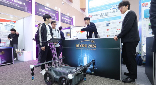 On the 6th, visitors explore exhibition booths as the global power and energy industry expo, ‘BIXPO 2024,’ opens at the Kim Dae-jung Convention Center in Gwangju. (KEPCO)