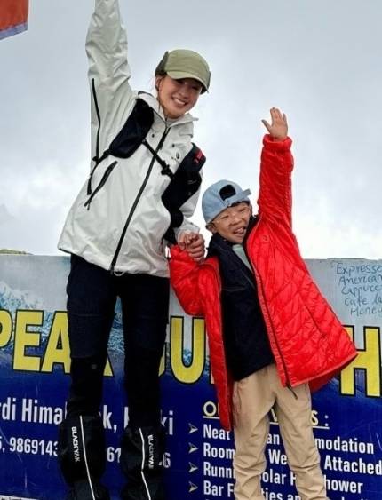 배우 이시영이 아들과 함께 히말라야 등반 중인 생생한 근황을 전해 화제다. 사진 = SNS