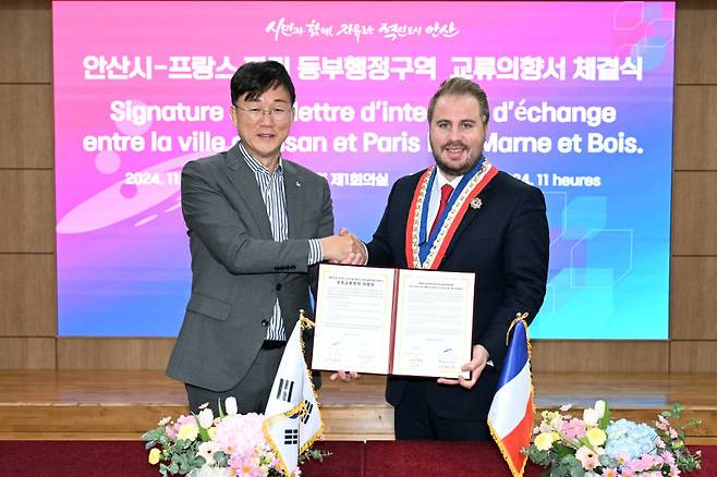 이민근 안산시장이 7일 시청에서  프랑스 파리 동부행정구역의 줄리앙 베이유 부의장과 교류의향서를 체결하고 기념촬영을 하고 있다./사진제공=안산시