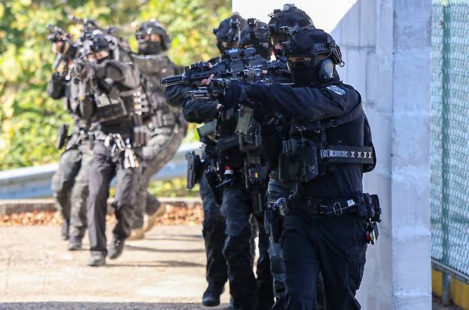 7일 오전 서울의 한 미사일 방어부대에서 열린 수도방위사령부 주관 민관군경 통합방위작전태세 점검훈련에서 수방사 소속 수호신TF 장병들이 테러진압을 위해 건물로 진입하고 있다. [연합]