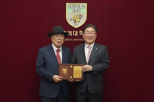 왼쪽부터 유상옥 코리아나 화장품 회장, 김동원 고려대 총장 (사진=고려대 제공) *재판매 및 DB 금지