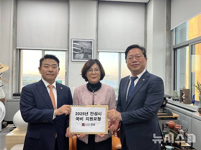 [안성=뉴시스] 김보라 안성시장(사진 가운데)이 국회 박정 예결위원장(사진 맨 왼쪽)과 김승원 더불어민주당 경기도당위원장을 만나 국비 제정지원 확대 건의서를 전달하고 있다. (사진 =안성시 제공) 20241.11.07. photo@newsis.com