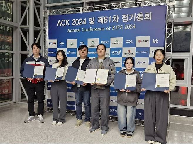 [대전=뉴시스] 한국폴리텍Ⅳ대학 대전캠퍼스  메타버스콘텐츠과 권혁준 교수와 재학생들이 '한국정보처리학회 추계학술발표대회'에서 상을 받고 기념촬영을 하고 있다. (사진=대전캠퍼스 제공) 2024.11.07. photo@newsis.com  *재판매 및 DB 금지