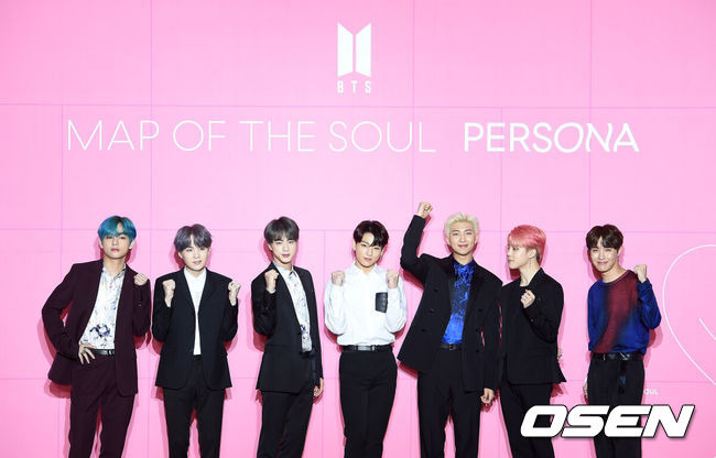 [OSEN=지형준 기자] 17일 오전 서울 동대문디자인플라자에서 그룹 방탄소년단(BTS) 앨범 ‘MAP OF THE SOUL : PERSONA’ 발매 기념 글로벌 기자간담회가 진행됐다.방탄소년단의 새 앨범 ‘MAP OF THE SOUL : PERSONA’는 방탄소년단의 새로운 연작인 ‘MAP OF THE SOUL’의 포문을 여는 첫 앨범이다. 지금의 위치에 오를 수 있게 해준 전 세계 팬들에게 전하고 싶은 솔직한 이야기를 담았다.지난 12일 컴백한 방탄소년단(BTS)은 일본과 영국에 이어 일본 오리콘 차트에서도 1위를 차지했다. 일본 오리콘은 오늘(17일) “BTS의 새 앨범 ‘맵 오브 더 솔: 페르소나’(MAP OF THE SOUL:PERSONA)가 일본에서 판매 첫 주(4월 22일자) 디지털 앨범 랭킹 1위에 올랐다”고 밝혔다. 방탄소년단이 포즈를 취하고 있다. /jpnews@osen.co.kr