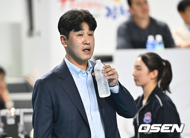 [OSEN=김천, 이석우 기자] 22일 김천실내체육관에서 도드람 2024-2025 V리그 여자부 한국도로공사와 페퍼저축은행의 경기가 열렸다. 한국도로공사는 FA(프리에이전트) 최대어 강소휘의 활약이 기대되고 페퍼저축은행은 장소연 신임 감독이 V-리그 첫 경기를 지휘한다.한국도로공사 김종민 감독이 답답한 듯 물을 마시고 있다. 2024.10.22 / foto0307@osen.co.kr