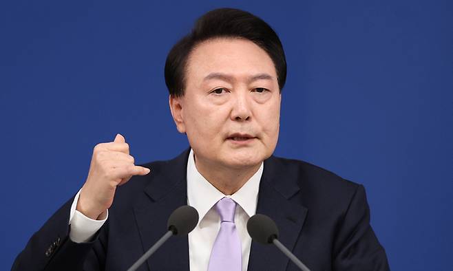 윤석열 대통령이 7일 서울 용산 대통령실 청사 브리핑실에서 '대국민담화 및 기자회견'을 하고 있다. 연합뉴스