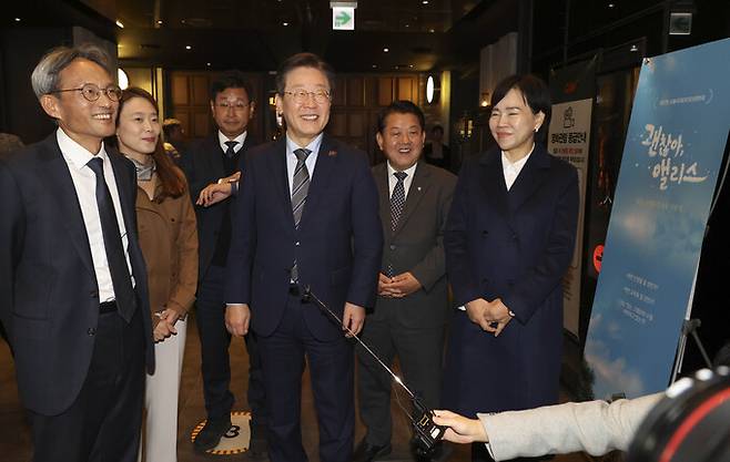 이재명 더불어민주당 대표가 7일 오후 서울 용산CGV 아이파크몰에서 열린 ‘괜찮아, 앨리스' VIP시사회에 참석해 오연호 오마이뉴스 대표, 양지혜 감독과 대화를 나누고 있다.    뉴시스