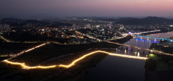 ‘2024 나주영산강축제’에서 큰 인기를 끌었던 영산강 횡단 보행교 모습. 야간 조명을 설치해 환상적인 장면을 연출했다.  나주시 제공