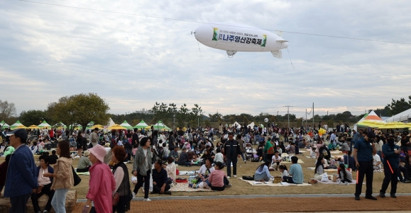 나주영산강축제 폐막식 주무대 잔디광장에 많은 관람객이 모여 있다. 나주시 제공