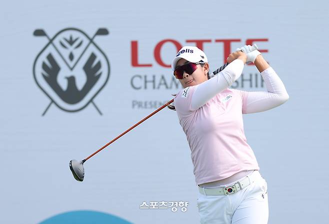 김아림이 7일 미국 하와이주 오아후섬 에바비치의 호아칼레이CC에서 열린 LPGA 투어 롯데 챔피언십 1라운드 10번홀에서 드라이버샷을 날리고 있다. ｜대홍기획 제공