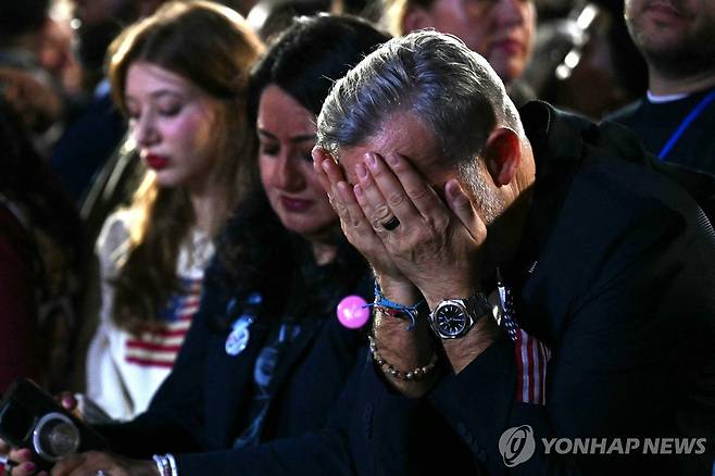 슬퍼하는 해리스 지지자들 (워싱턴DC AFP=연합뉴스) 5일(현지시간) 하워드대학에 모인 해리스 지지자들이 눈물을 흘리고 있다. 2024.11.07