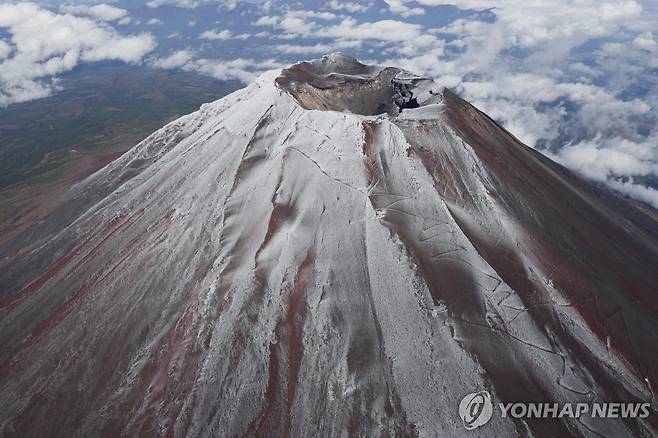 후지산에 내린 눈 (도쿄 교도 로이터=연합뉴스) 지난 6일 일본 후지산에 눈이 내린 모습.