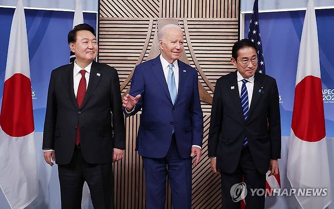 APEC 계기 샌프란시스코에서 만난 한미일 정상 (샌프란시스코=연합뉴스) 임헌정 기자 = 아시아태평양경제협력체(APEC) 정상회의 참석차 미국을 방문 중인 윤석열 대통령이 16일(현지시간) 미국 샌프란시스코 모스코니센터에서 열린 한미일 정상 회동에서 조 바이든 미국 대통령, 기시다 후미오 일본 총리와 기념촬영을 하고 있다. 2023.11.17 kane@yna.co.kr