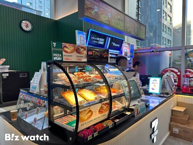 세븐일레븐 뉴웨이브 오리진점의 카운터와 푸드스테이션, / 사진=정혜인 기자 hij@