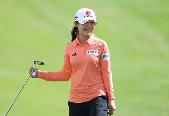 황유민이 7일 미국 하와이주 오아후섬의 호아칼레이 컨트리클럽에서 열린 LPGA 투어 롯데 챔피언십 1라운드에서 버디를 잡은 뒤 미소짓고 있다.(사진=대홍기획 제공)