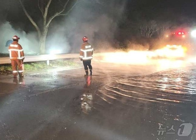 보령광역상수도에서 누수 사고가 발생한 홍성 구항면 서산계통 홍성가압장 공기밸브에서 물이 새어 나오자 긴급복구작업을 벌이고 있다. (홍성군 제공) /뉴스1