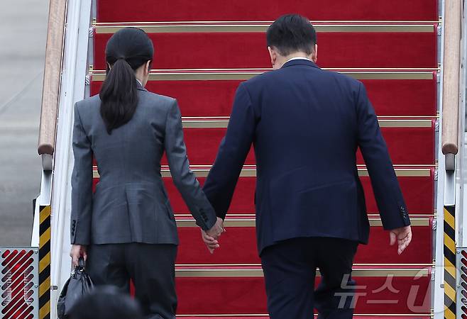 윤석열 대통령이 6일 오전 경기 성남 서울공항에서 필리핀과 싱가포르 국빈 방문과 라오스에서 열리는 한·아세안(ASEAN·동남아시아국가연합) 정상회의 참석차 출국하기 위해 공군 1호기에 탑승하고 있다. 윤 대통령은 이번 순방을 계기로 한-아세안(ASEAN·동남아시아국가연합) 간 투자분야를 비롯한 경제협력을 한층 확대하고, 아세안 정상회의에서 아세안 국가들과 포괄적 전략동반자 관계를 수립할 계획이다. 2024.10.6/뉴스1 ⓒ News1 김진환 기자