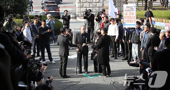 '윤석열 대통령 부부 공천 개입 의혹'의 핵심 인물인 명태균 씨가 8일 오전 정치자금법 위반 혐의 피의자 신분으로 검찰 조사를 받기 위해 경남 창원시 성산구 창원지방검찰청으로 출석하며 취재진 질문에 답하고 있다. 2024.11.8/뉴스1 ⓒ News1 윤일지 기자