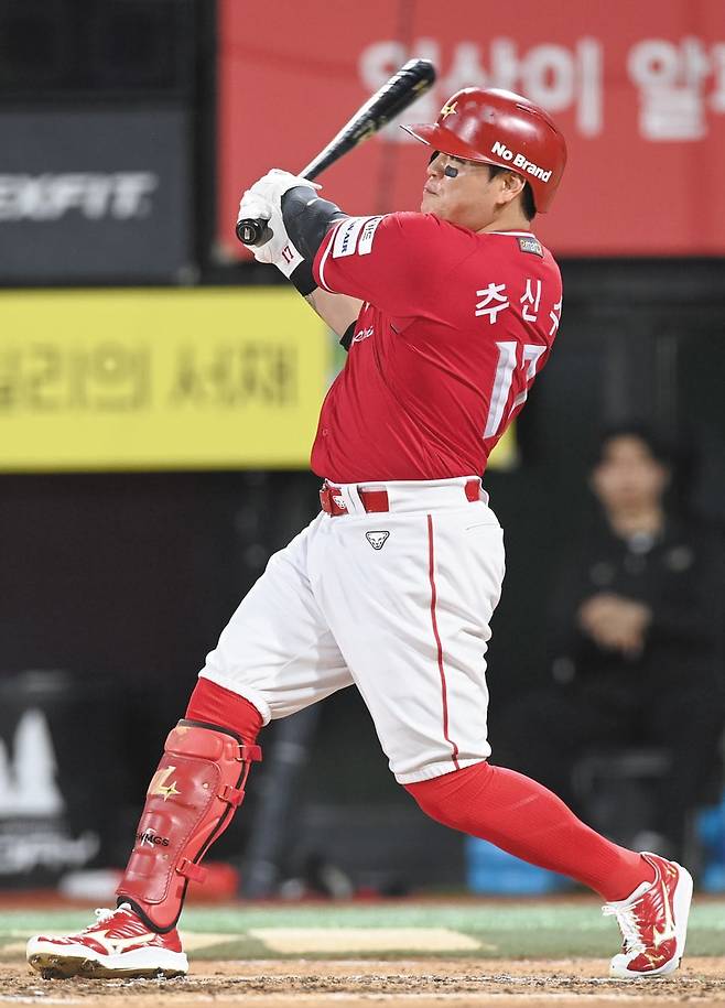 운행을 멈춥니다 - 지난 7월 24일 KT전에서 한국 프로야구 타자 최고령 출전 기록(42세 11일)을 세웠을 당시 추신수 타격 장면. /SSG