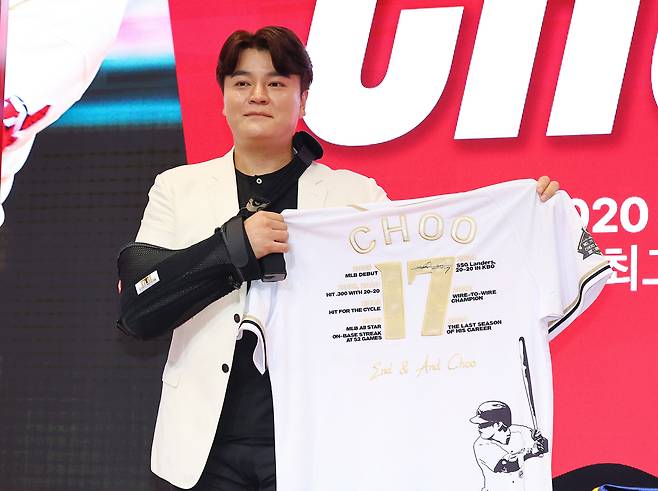 프로야구 SSG 랜더스 추신수가 7일 오후 인천 연수구 경원재 앰버서더 인천에서 열린 은퇴 기자회견에서 은퇴 기념 사인한 유니폼을 들어 보이고 있다. /연합뉴스