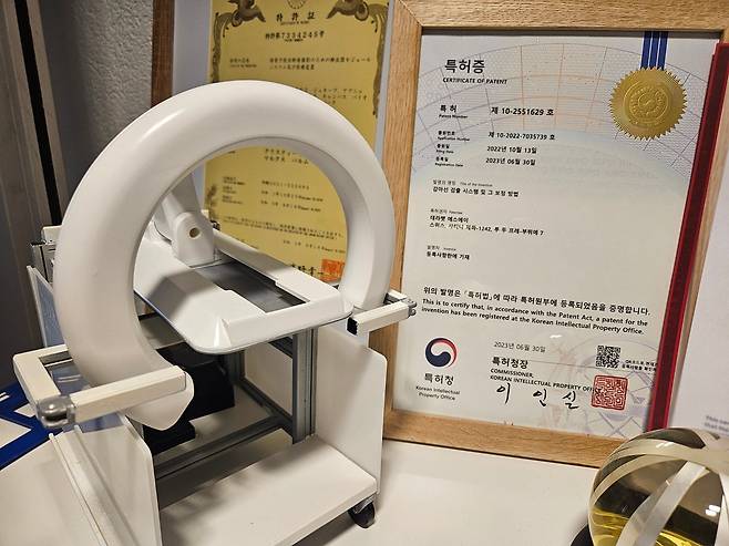 Qualyscan model and certificate of patent received in South Korea./Lee Byung-chul