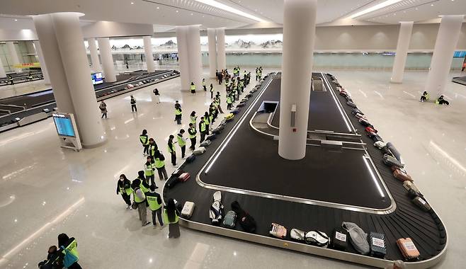 지난달 30일 오전 인천국제공항 2터미널 4단계 확장 구간에서 열린 제3차 종합시험운영에서 승객들이 수하물을 찾고 있다. /뉴스1