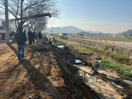 지난 7일 충남 홍성군 구항면 지정리 509-1번지 일원 보령댐 광역상수도관 사고로 도내 4개 시군에 단수 조치가 이뤄졌다. 홍성군 제공.