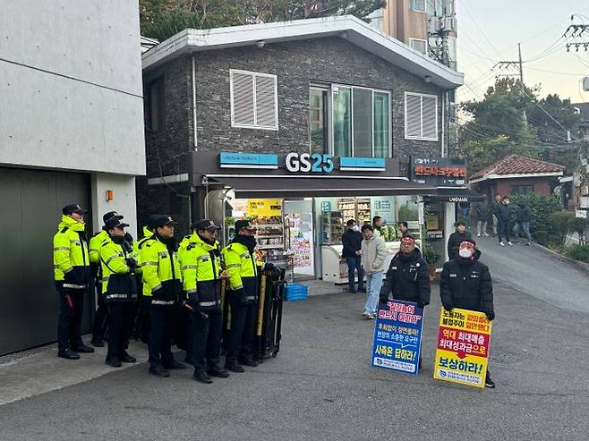 금속노조 현대트랜시스 서산지회 조합원들이 7일 서울 용산구 한남동 주택가에서 시위를 벌이고 있다. ⓒ현대트랜시스