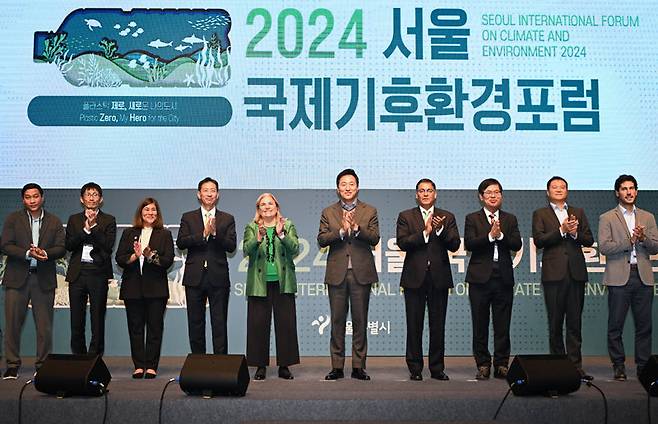 7일 서울 중구 서울시청 다목적홀에서 열린 ‘2024 서울 국제 기후환경포럼’에서 오세훈 서울시장(왼쪽에서 여섯 번째)이 포럼 참여자들과 기념사진을 찍고 있다. 이날 서울시 주관으로 진행된 포럼은 ‘플라스틱 제로, 새로운 나의 도시’를 주제로 전 세계 도시들의 선도적인 플라스틱 감축 노력과 대응 방안을 공유하기 위해 마련됐다. 서울시 제공