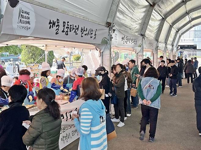 지난해 11월 신세계사이먼 부산 프리미엄 아울렛에서 열린 '제4회 기장 파전축제' 현장 모습. 신세계사이먼 제공