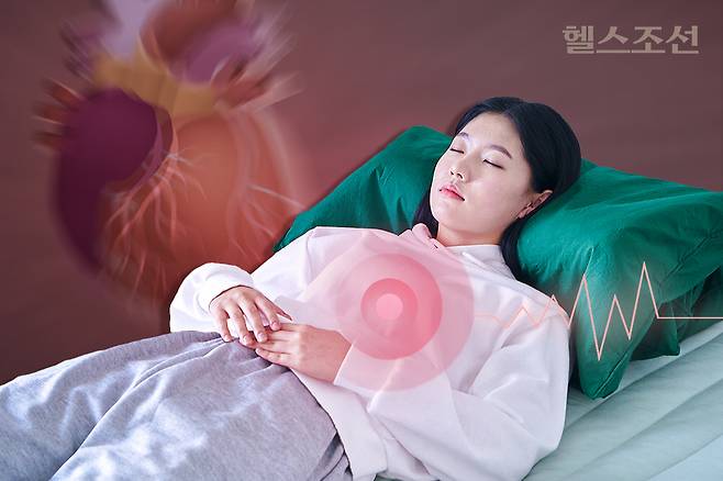 높은 베개를 사용해 상체가 높아진 상태로 취침해야 하거나 잠에서 깨어났을 때 숨이 가쁘다면 심부전을 의심해봐야 한다​./그래픽=김민선