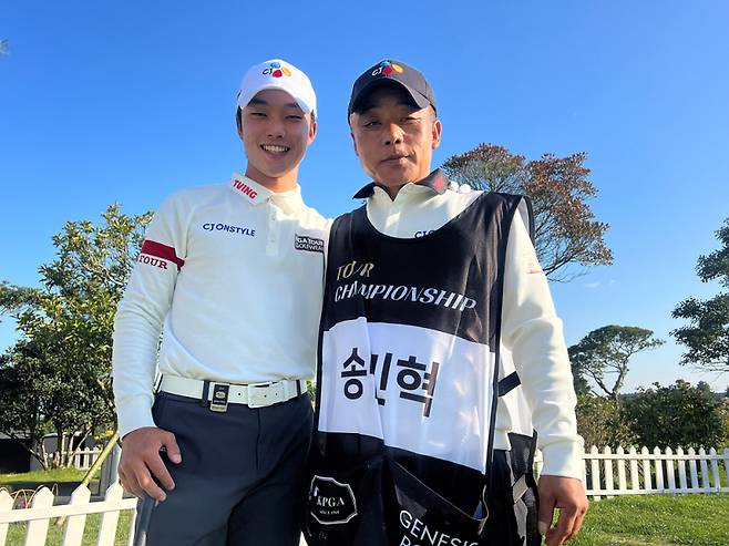 KPGA 투어 챔피언십 1라운드에서 송민혁과 그의 아버지. 사진=KPGA 제공