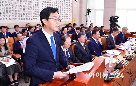 장경태 국회 법제사법위원회 예산결산기금심사소위원장이 8일 오전 열린 서울 여의도 국회 법제사법위원회 전체 회의에서 심사 보고를 하고 있다. [사진=곽영래 기자]