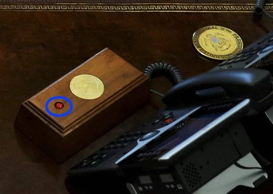 지난 2017년 12월 도널드 트럼프 미국 대통령 재임 당시 백악관 집무실 책상에 설치된 콜라를 요청하는 '코크 버튼'의 모습. 로이터=연합뉴스