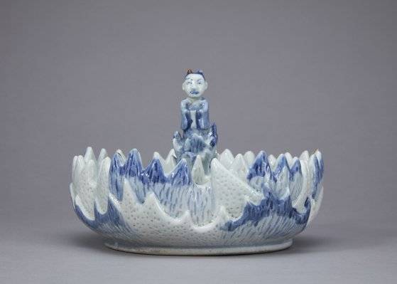국립중앙박물관 소장 '백자 청화 산모양 동자무늬 필세'(조선 19세기, 높이 12cm, 바닥지름 12.7cm)가 시카고박물관 한국실 재개관전에 선보인다. 사진 국립중앙박물관